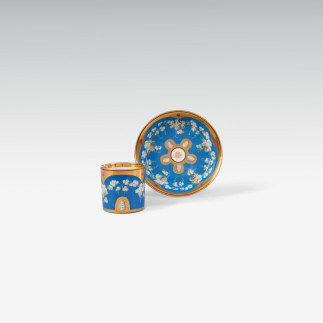 Tasse mit Untertasse mit klassizistischen Dekor