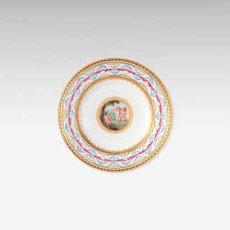 Teller mit tanzenden Putti