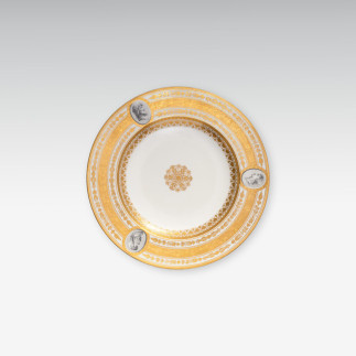 Teller mit klassizistischem Dekor