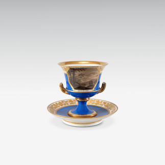 Pokal mit Untersatz, Kobaltfond, beidseitige Sepiamalerei mit Inschrift, nach "Nähe des Geliebten" von J.W. von Goethe, Kaiserliche Porzellanmanufaktur Wien, um 1830 (Ansicht 2)