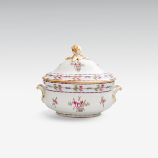 Deckelterrine mit Dekor chiné à la branche (Ikat)