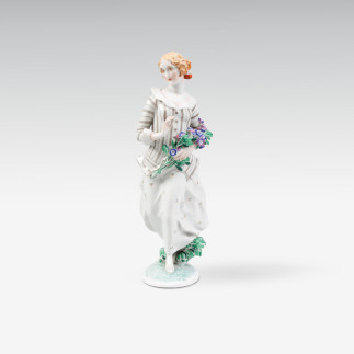 Junge Frau mit Blumengirlande