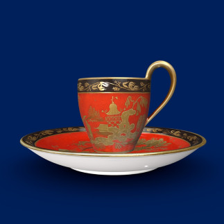 Tasse mit Untertasse im der Art von chinesischer Lackarbeit