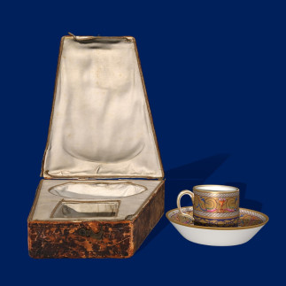 Tasse mit Untertasse mit Arabesken