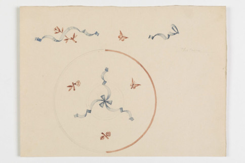 Entwurf: Teetasse und Untertasse aus einem Teeservice mit "Sportfiguren" ins Sepia, als dekorative Elemente mit blauen Bändern und Schleifen sowie Blüten in Sepia.