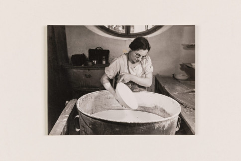 Historische Fotografie: Mitarbeiterin beim Glasieren