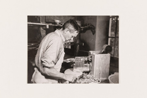 Historische Fotografie: Mitarbeiter beim Profilieren einer Tellerform