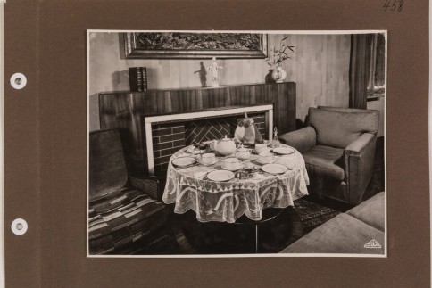 Historische Werbefotografie: Interieur mit Figur "Frühling" und Service Form 2