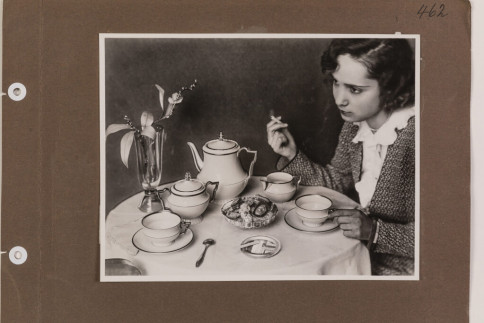 Historische Werbefotografie: Moderner Teetisch