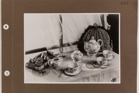 Historische Werbefotografie: Moderner Teetisch mit Service Form 6