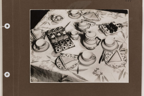 Historische Werbefotografie, Studio Ilka: Teetisch mit Bridgehappen, Service Form 5, Dekor 5179 in ägyptischem Rot, Otto Prutscher, Augarten, um 1926