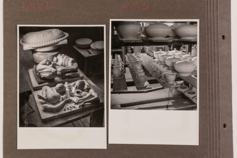Historische Werbefotografie: Formen der Gruppe "Handkuss" und Porzellan vor dem Glasurbrand