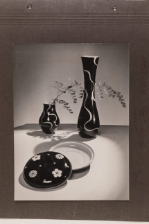 Historische Werbefotografie: Zwei Vasen und Dose